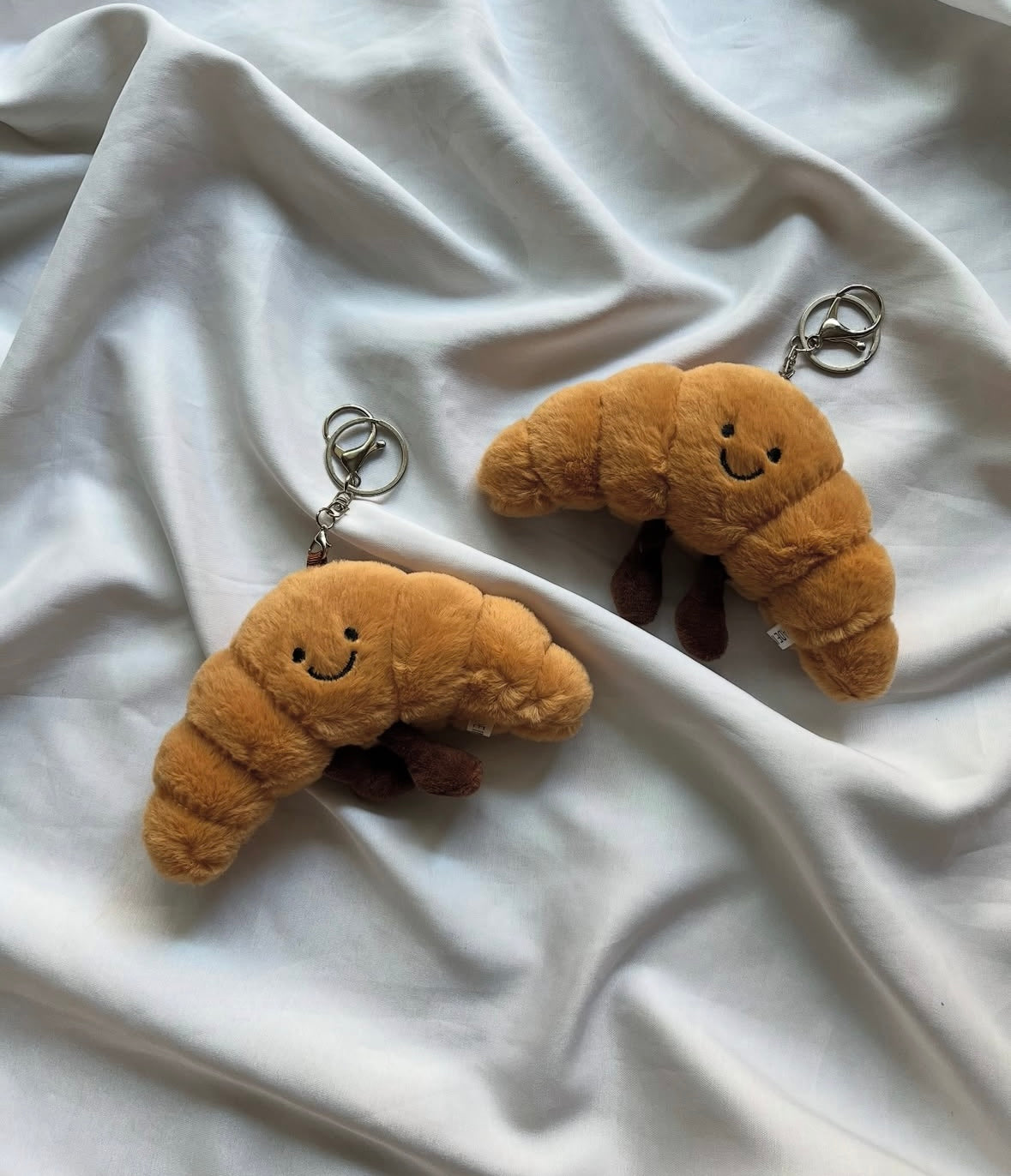 Cute Croissant Keychain – Mini Pastry Charm Bag Accessory, Food-Inspired Gift for Women & Girls