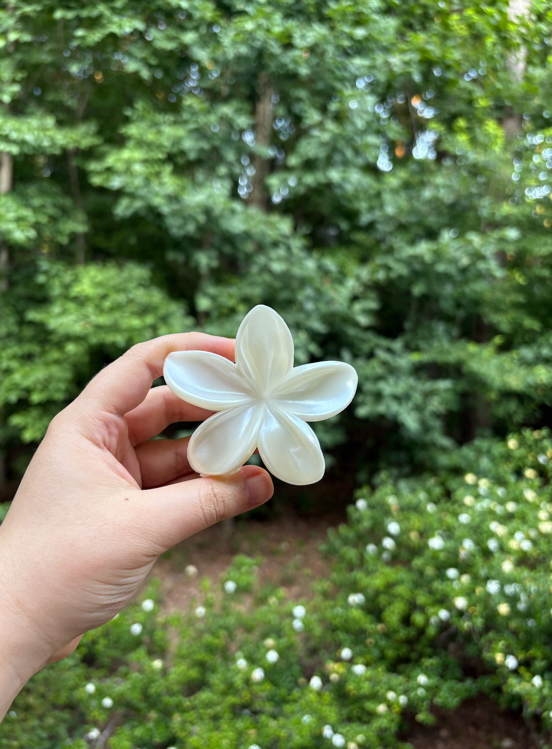 1 Pc White Flower Hair Claw, Beautiful Hair Accessory for Women & Girls, Perfect Gift for Birthdays or Special Occasions, Buy 2 Get 1 Free