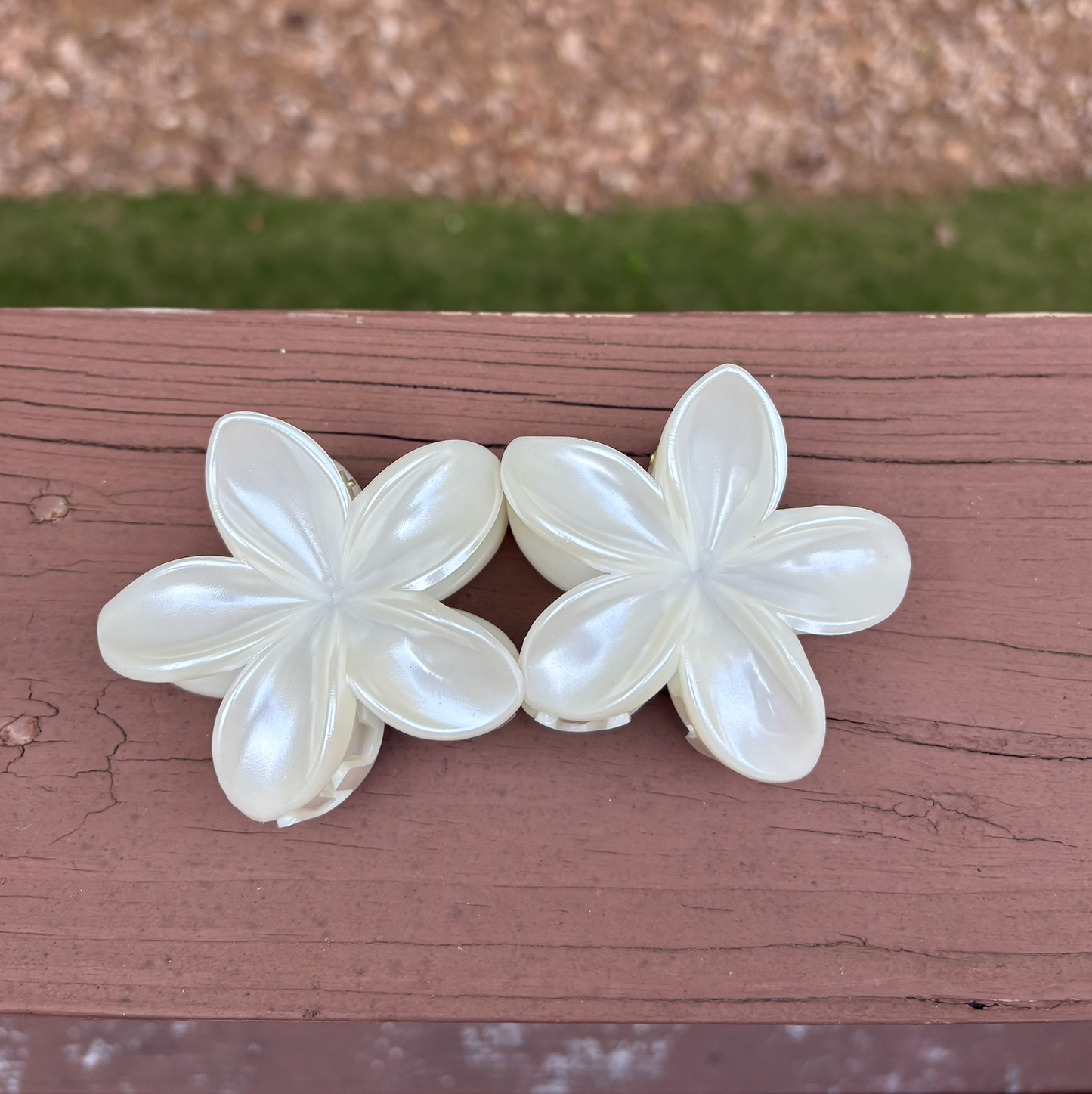 1 Pc White Flower Hair Claw, Beautiful Hair Accessory for Women & Girls, Perfect Gift for Birthdays or Special Occasions, Buy 2 Get 1 Free